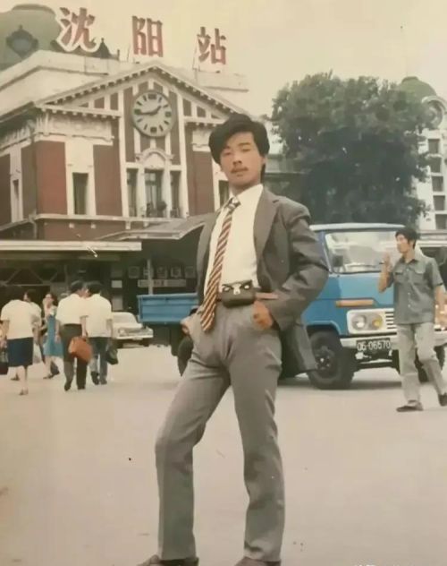 70年代，李兰娟在浙江医科大学门前，留下的珍贵照片
