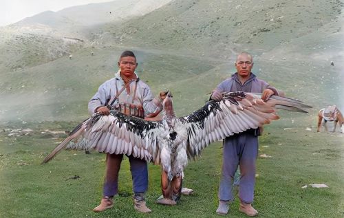 老照片：100年前的兰州，3个拾粪少年真懂事，猎人展示3米巨鹰
