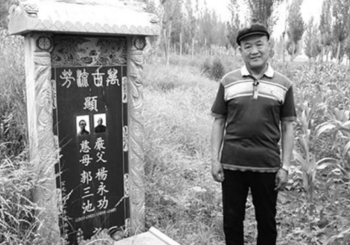 河南第一懒人杨锁：烧家具取暖，刨坑上厕所，2009年活活饿死家中