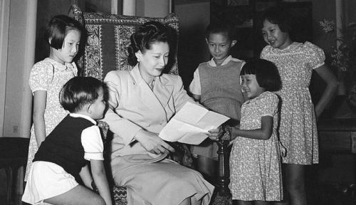 越南最美皇后：国王承诺一夫一妻，婚后生5胎，发胖色衰后被嫌弃