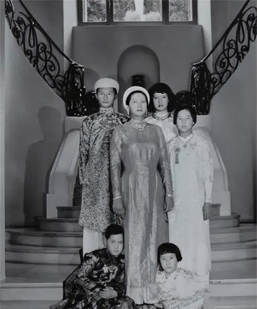 越南最美皇后：国王承诺一夫一妻，婚后生5胎，发胖色衰后被嫌弃