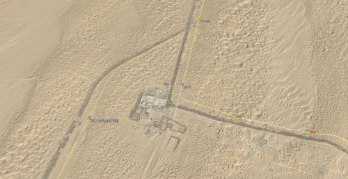 中国最大沙漠中唯一的小镇，生活着2万人，方圆300里被黄沙覆盖！