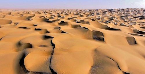中国最大沙漠中唯一的小镇，生活着2万人，方圆300里被黄沙覆盖！