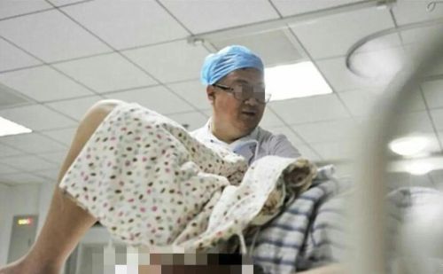 孕妇顺产后没等喘气，医生又把手伸进去了，产妇尴尬到脸红！