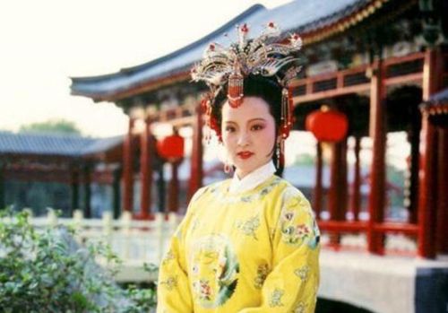 进皇宫后，贾元春做了三件错事，导致她处境“悲险”