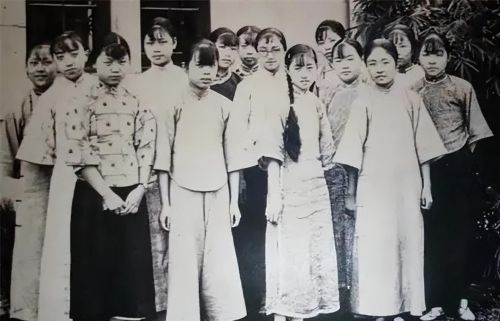 1915年，军阀王德庆娶了15岁的少女当小妾，2年后王德庆身亡