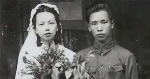 1915年，军阀王德庆娶了15岁的少女当小妾，2年后王德庆身亡