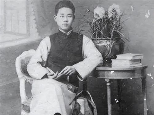 1915年，军阀王德庆娶了15岁的少女当小妾，2年后王德庆身亡