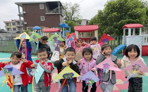 江永县源口瑶族乡中心幼儿园开展“春天的风筝”户外活动