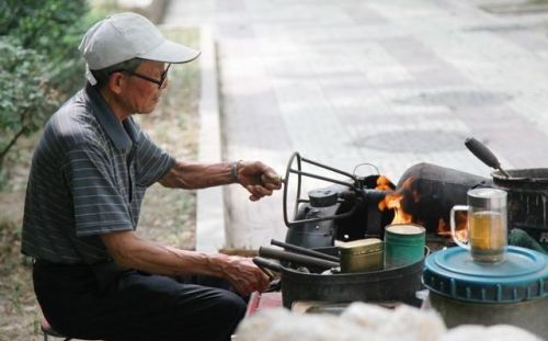 为什么农村有一些六七十岁的老人还在外出打工？