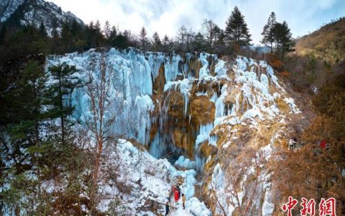 四川平武：玉树琼花漫山开 雪山冰瀑入画来