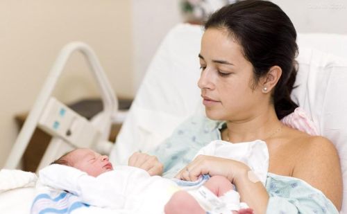 娃出生后，为啥护士要抱着孩子问产妇“是男是女”？你知道原因吗