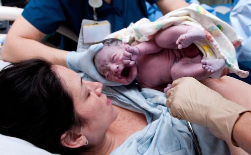 娃出生后，为啥护士要抱着孩子问产妇“是男是女”？你知道原因吗