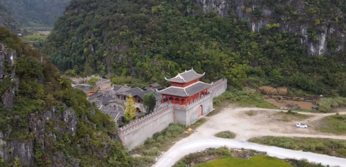 贵州大山里发现一座废弃的影视城，空无一人更像是一座“鬼镇”