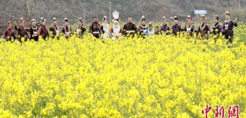 贵州施秉：花开春色美 游客踏青来