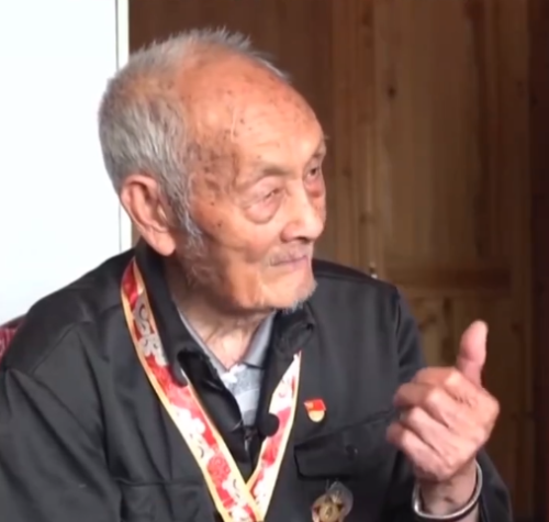 弹片在96岁老兵的身体里藏了72年……致敬！