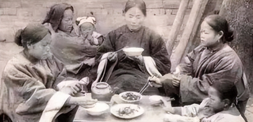 老照片：晚清时地主家女眷们的就餐场景，揭露了她们的家庭地位