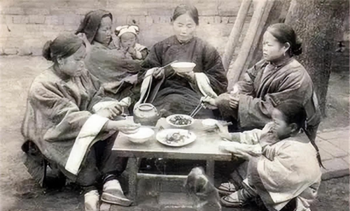 老照片：晚清时地主家女眷们的就餐场景，揭露了她们的家庭地位