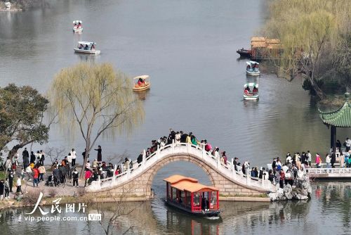 江苏扬州：瘦西湖美景醉游人