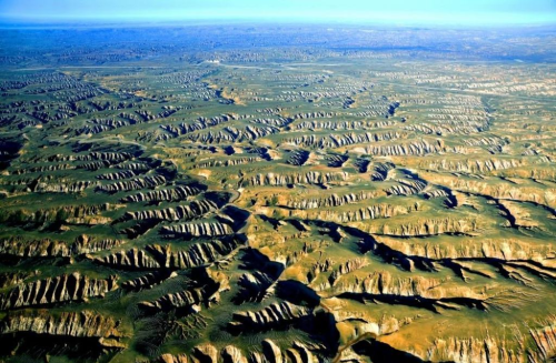 毛乌素沙地覆盖下的鄂尔多斯高原，竟是“半盆油，满盆气”的宝地