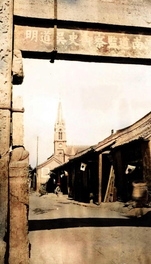 1939年的河北邯郸大名县，士兵城下列队站岗，机车神甫十分拉风