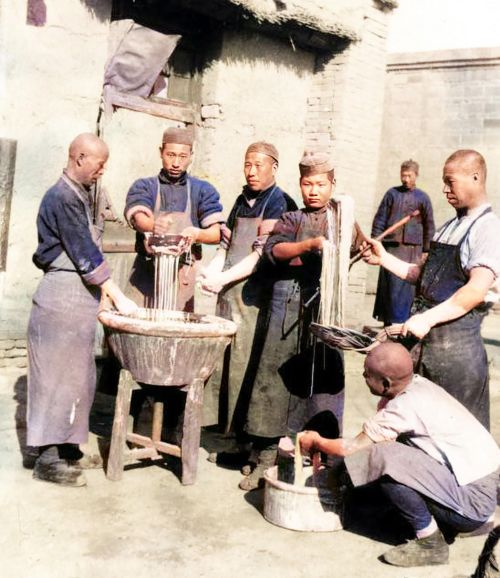 1939年的河北邯郸大名县，士兵城下列队站岗，机车神甫十分拉风