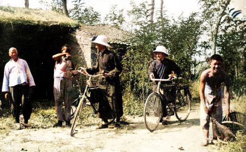 1939年的河北邯郸大名县，士兵城下列队站岗，机车神甫十分拉风