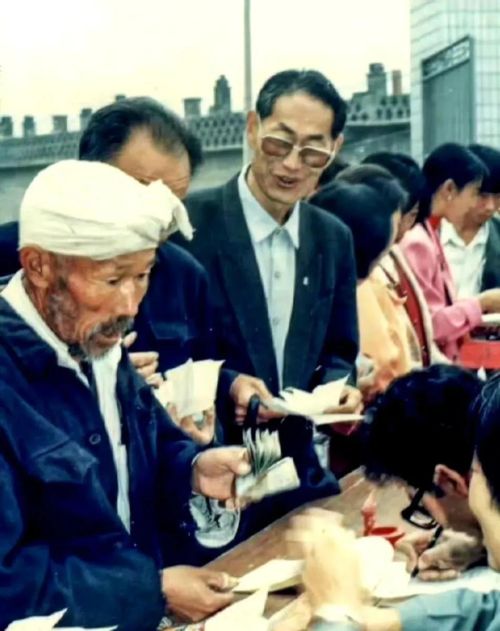 老照片：1992年，一个老农民送女儿读中专时，几张珍贵的留影