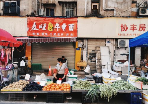 看到两个小商贩为了抢地盘吵架，你会怎么想？