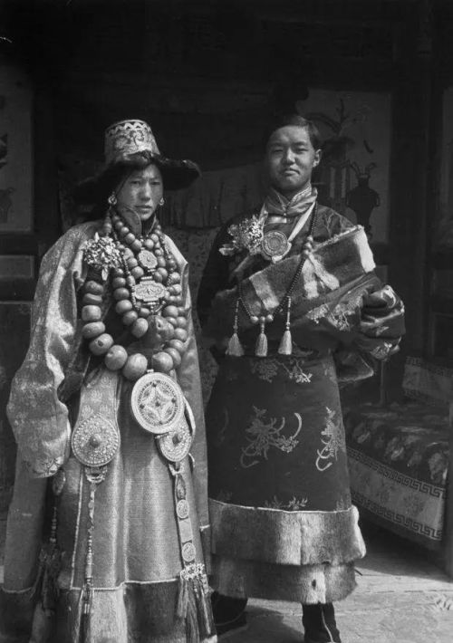 40年代旧西藏贵族有多奢侈？背LV戴劳力士，听着留声机唱片喝咖啡