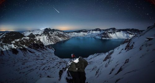 七猎户在长白山遭遇猛虎突袭，手持猎枪对抗，最终付出惨痛代价