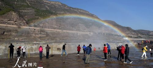 山西吉县：黄河壶口瀑布迎来“桃花汛”