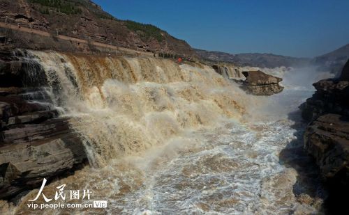 山西吉县：黄河壶口瀑布迎来“桃花汛”