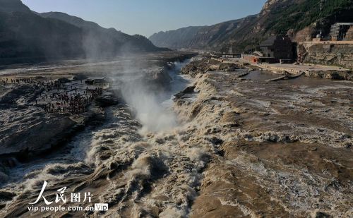 山西吉县：黄河壶口瀑布迎来“桃花汛”