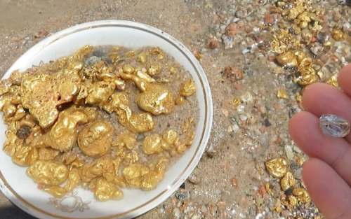浙江深山河边出现大量黄金，村民捡都捡不完，专家：有无底冒金洞