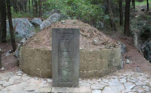 1997年，浙江出土一座晋代合葬墓，墓穴位置与梁山伯县令身份吻合