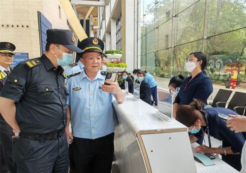 多部门在长水机场联合执法 为游客营造安全有序的旅游市场环境