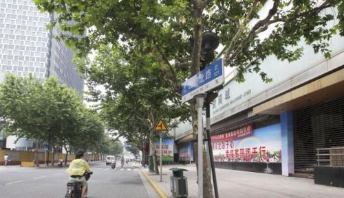 曾是上海三大商业街之一，与南京路齐名，现状却十分落寞冷清