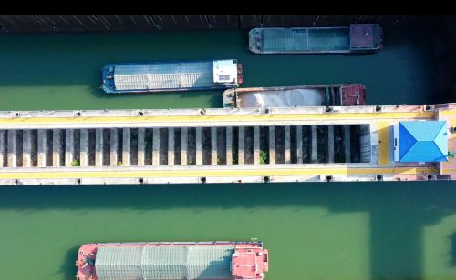 一季度西江“黄金水道”船闸过货量实现两位数增长