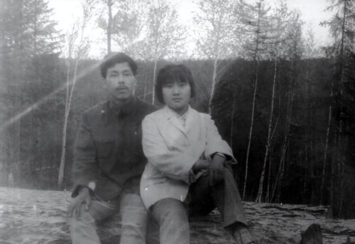 北京女知青嫁给放羊娃，和父兄断绝联系，70岁回家在父母灵前下跪