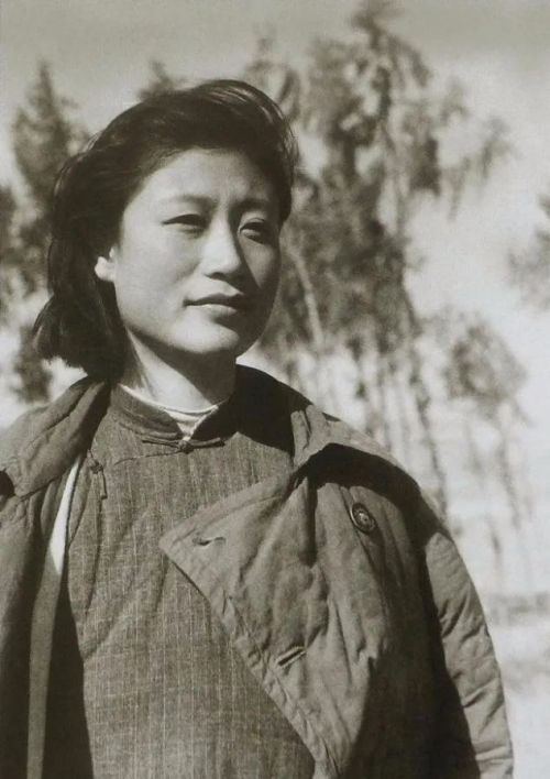 张爱萍的夫人李又兰的照片，气质不凡，不愧是新四军的“军花”