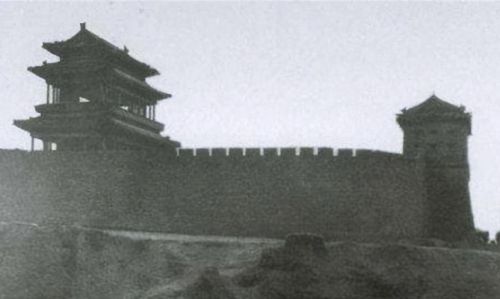 1949年，梁思成曾建议在北京西部建新首都，保持老北京的原貌