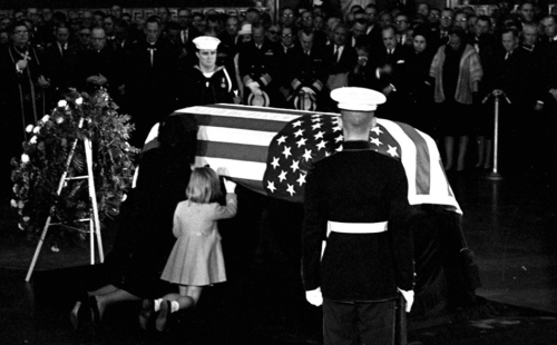 肯尼迪葬礼老照片：妻儿在灵柩前长跪不起，墓地燃烧火焰至今不熄