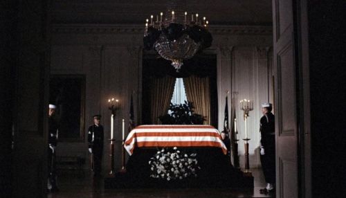 肯尼迪葬礼老照片：妻儿在灵柩前长跪不起，墓地燃烧火焰至今不熄