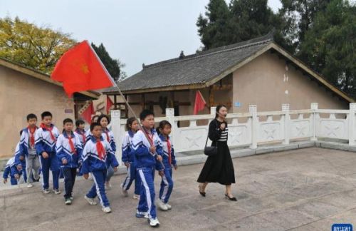 四代守墓90载 乡村女教师传承红色基因