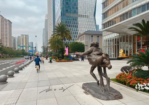广州这组“肥女雕塑”火了！穿比基尼骑猪，全裸和小孩站在一起