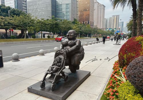 广州这组“肥女雕塑”火了！穿比基尼骑猪，全裸和小孩站在一起