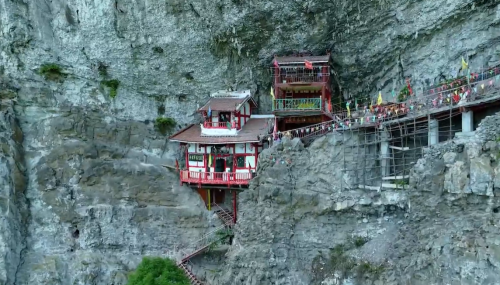 贵州深山里发现一座悬空寺，百米崖壁上，仅靠两根木棍支撑，神奇