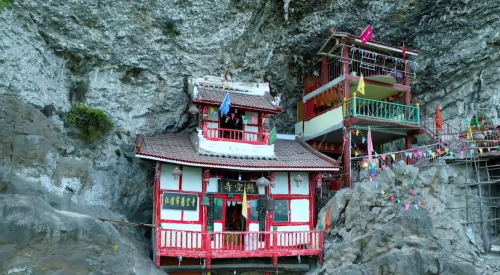 贵州深山里发现一座悬空寺，百米崖壁上，仅靠两根木棍支撑，神奇