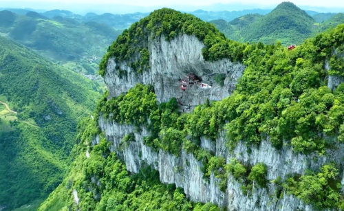 贵州深山里发现一座悬空寺，百米崖壁上，仅靠两根木棍支撑，神奇